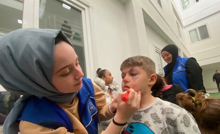 Düzce'de misafir edilen depremzede çocuklar, gönüllü oyun arkadaşlarıyla moral buluyor