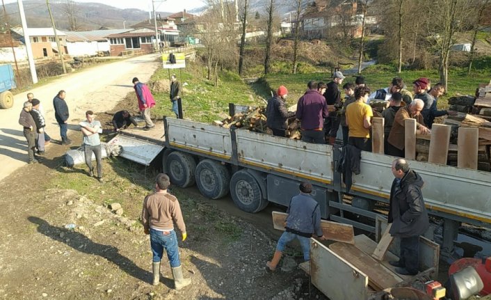 Düzce'de orman köylüleri deprem bölgesine yakacak odun gönderdi