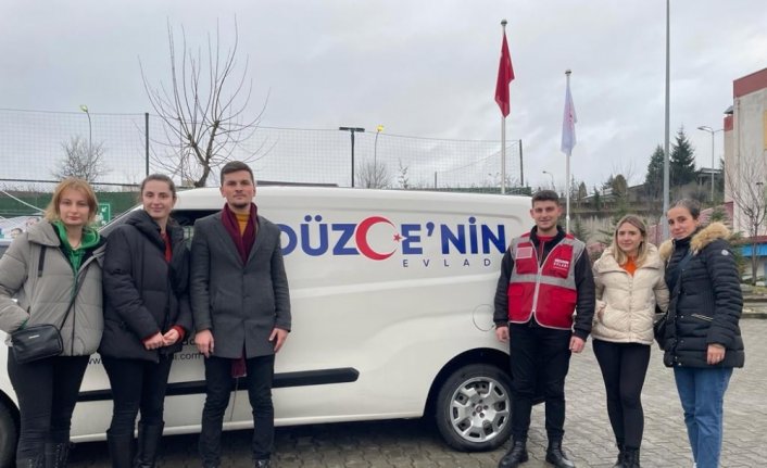 Düzce'de üniversitelilerin yurtlardan alamadığı eşyalar gönüllüler tarafından kendilerine ulaştırıldı