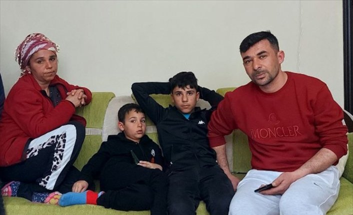 Enkazdan eşi ve 4 çocuğuyla kurtularak Karabük'e gelen babanın aklı memleketinde kaldı