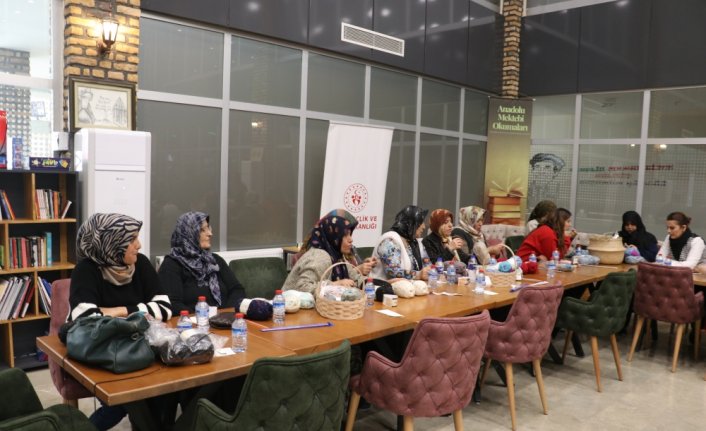 Kastamonu'da depremzede kadınlar depremzede çocuklar için örgü örüyor