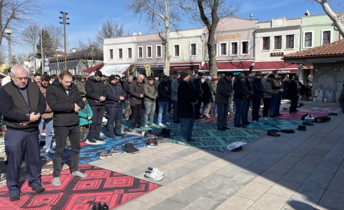 Sakarya ve çevre illerde depremde hayatını kaybedenler için gıyabi cenaze namazı kılındı