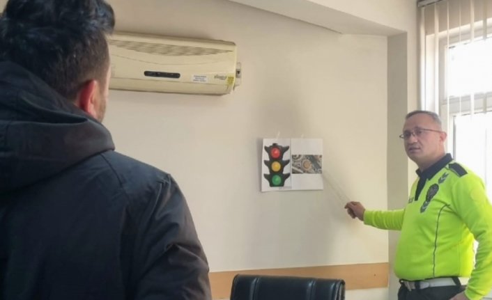 Samsun'da kırmızı ışık ihlali yapan sürücüye para cezası yerine “eğitim“ verildi