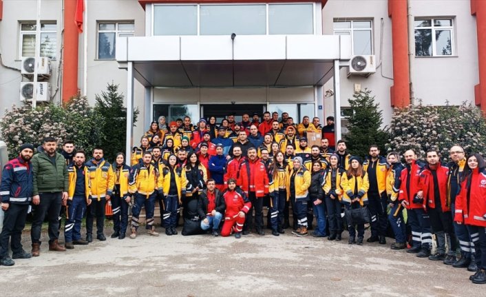 Samsun'dan deprem bölgesine 600'e yakın sağlık personeli gitti
