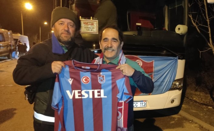 Trabzonsporlu depremzedeye bordo-mavili forma hediye edildi