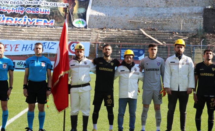 Zonguldak Kömürspor ile Karabük İdman Yurdu, depremzedeler yararına oynanan maçta karşılaştı