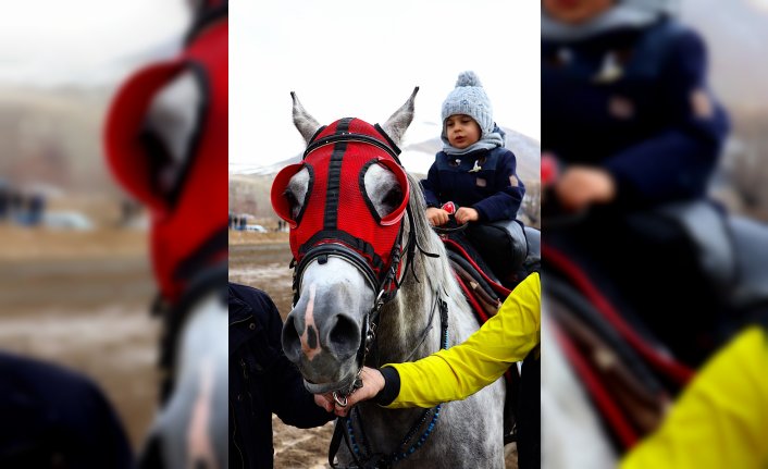 Bayburt'ta depremzede çocuklar cirit müsabakaları izleyip at binerek moral buldu