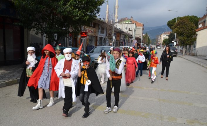 Çorum'da masal kahramanlarının kostümlerini giyen öğrenciler kitap ayracı dağıttı