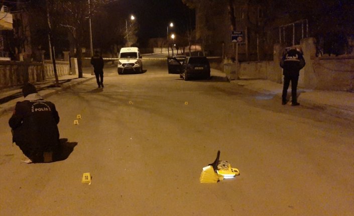 Çorum'da seyir halindeki otomobile düzenlenen silahlı saldırıda sürücü yaralandı