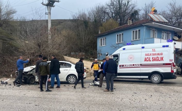 Düzce'de tır ile otomobilin çarpıştığı kazada 3 kişi yaralandı