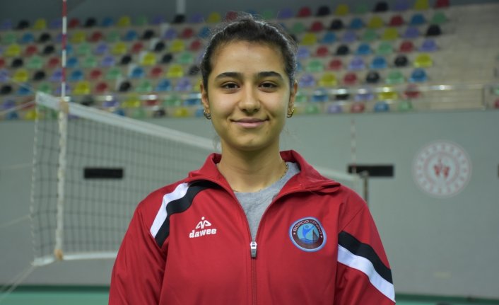 Genç voleybolcu deprem dolayısıyla yarım kalan hedefine yeni takımında ulaşmak istiyor