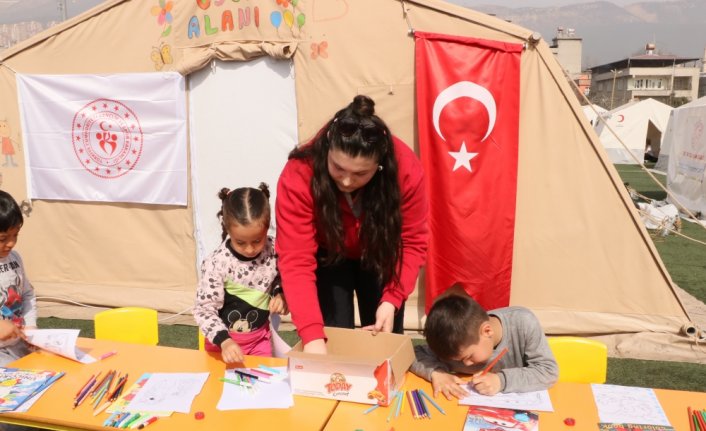 Madenci baba enkazda can kurtardı, kızı çadır kentte çocuklara moral verdi