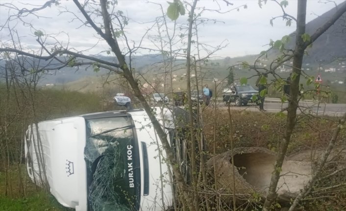 Ordu'da servis aracının devrildiği kazada 8 öğrenci yaralandı