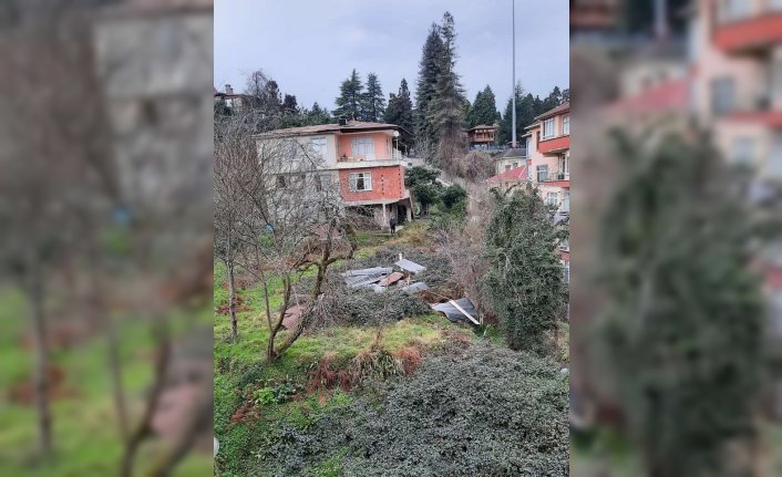 Rize'de kuvvetli rüzgar nedeniyle bazı ev ve iş yerlerinin çatısı uçtu