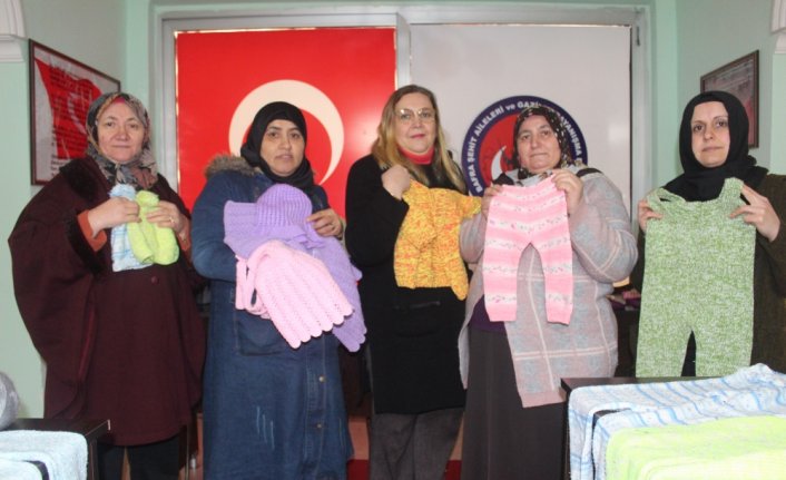 Samsun'da gazi ve şehit yakınları depremzedelere giyecek hazırlıyor