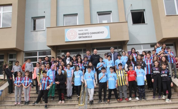 Trabzonspor öğrencilere 11 bin 461 forma hediye ediyor
