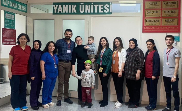 Yanık nedeniyle elini hareket ettiremeyen 3 yaşındaki Mehmet Akif, sağlığına kavuştu