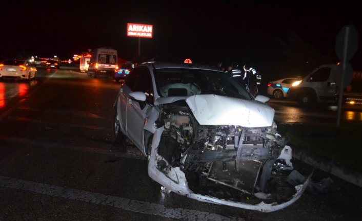 Amasya'da üç aracın karıştığı kazada 2 kişi öldü, 8 kişi yaralandı