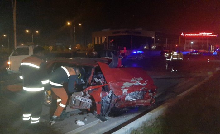 Çorum'da hafif ticari araçla otomobil çarpıştı, 3 kişi yaralandı