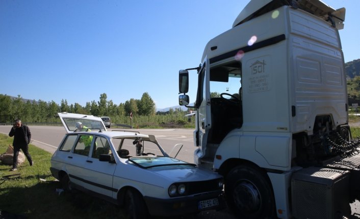 Tokat'ta tır ile otomobilin çarpıştığı kazada 1 kişi öldü, 2 kişi yaralandı