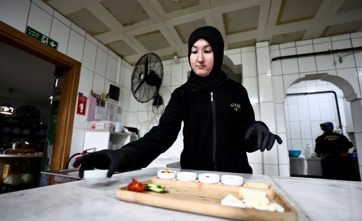 Kusursuz Kafe'nin engelli çifti, evdeki dayanışmalarını iş yerinde de sürdürüyor