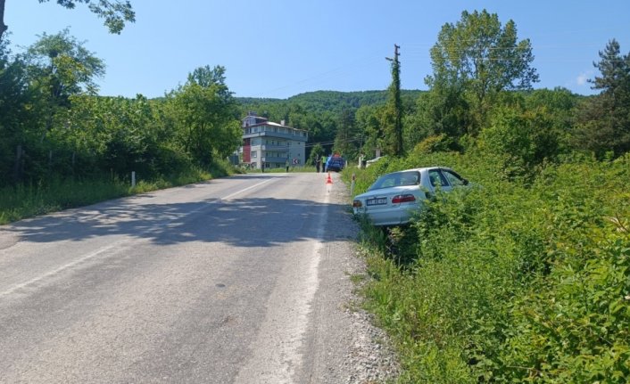 Ayancık’ta otomobilin su kanalına devrildiği kazada 2 kişi yaralandı