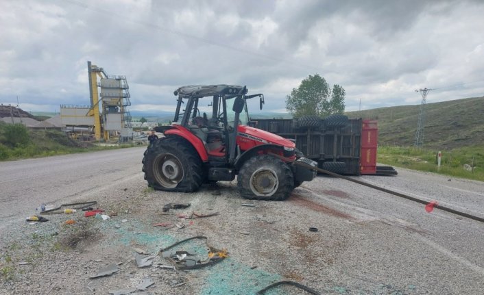 Çorum'da kasasında demir profil yüklü traktör devrildi, sürücü yaralandı