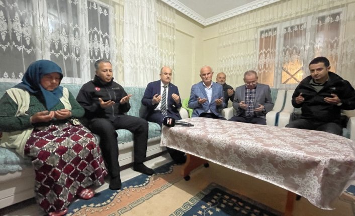 İçişleri Bakanı Yerlikaya, selden etkilenen Samsun'un Ladik ilçesinde taziye ziyaretinde bulundu