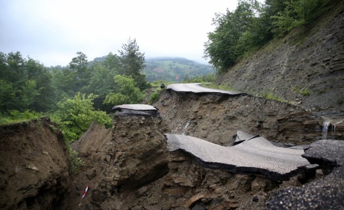 Kastamonu'nun Çatalzeytin ilçesinde 5 köyü ilçeye bağlayan grup yolu çöktü