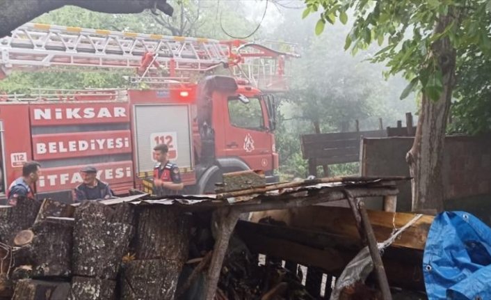 Tokat'ta iki katlı köy evi yangında kullanılamaz hale geldi