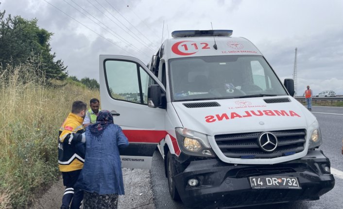 Anadolu Otoyolu'nda park halindeki kamyonete çarpan otomobildeki 3 kişi yaralandı