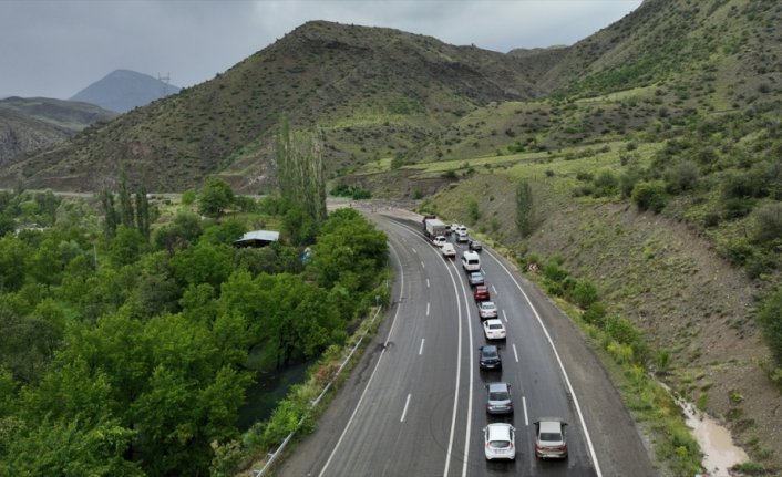 Erzurum-Artvin kara yolunda sel nedeniyle kapanan yolda ulaşım normale döndü