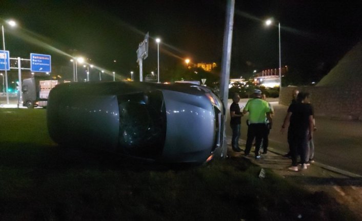 Karabük'te çalıntı otomobille polisten kaçan ehliyetsiz sürücü kaza yaptı