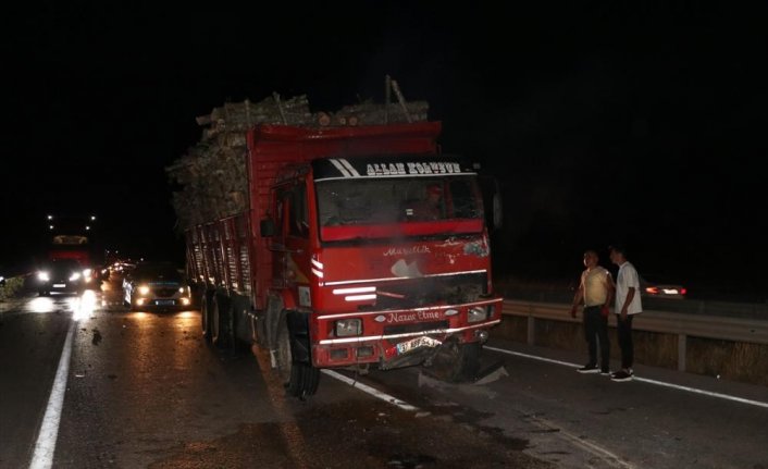 Samsun'da hafif ticari araç, tır ve kamyonun arasında kaldı, 2 kişi yaralandı