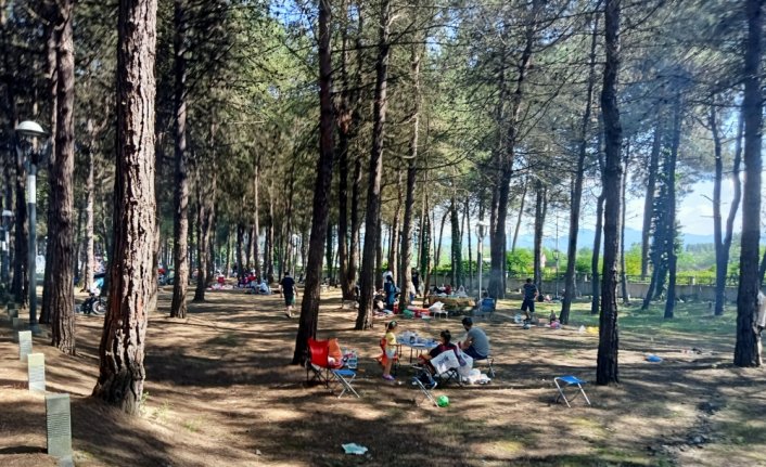 Samsun'daki Miliç Plajı ziyaretçilerine yeşil ile maviyi bir arada sunuyor