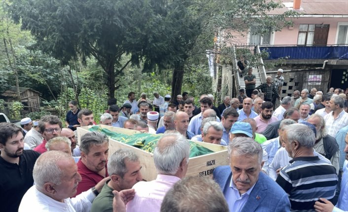 AK Parti Genel Başkan Yardımcısı Hayati Yazıcı, amcasının cenaze törenine katıldı