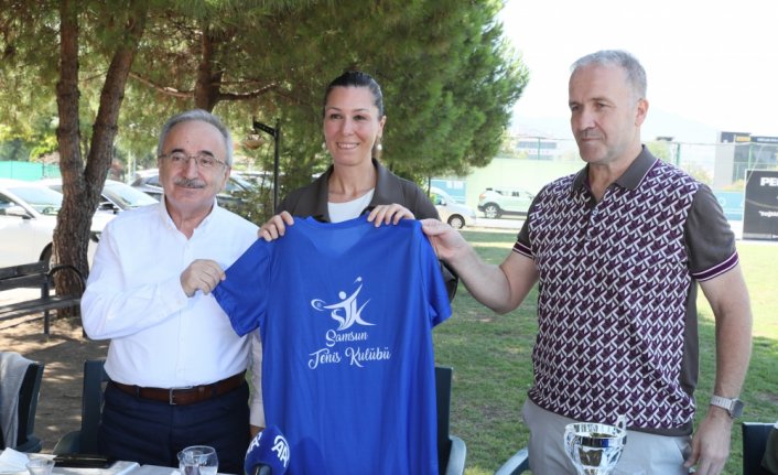 AK Parti Genel Başkan Yardımcısı Karaaslan, Samsun'da gençlerle tenis oynadı