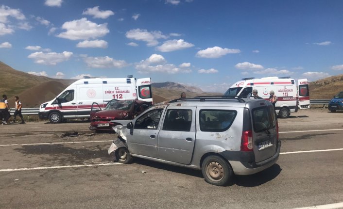 Bayburt'ta otomobil ile hafif ticari aracın çarpıştığı kazada 11 kişi yaralandı
