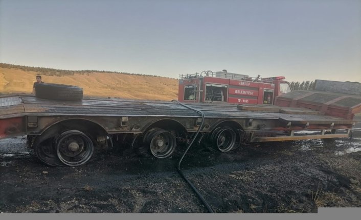 Çorum'da iş makinesi taşıyan tırda çıkan yangın maddi hasara yol açtı