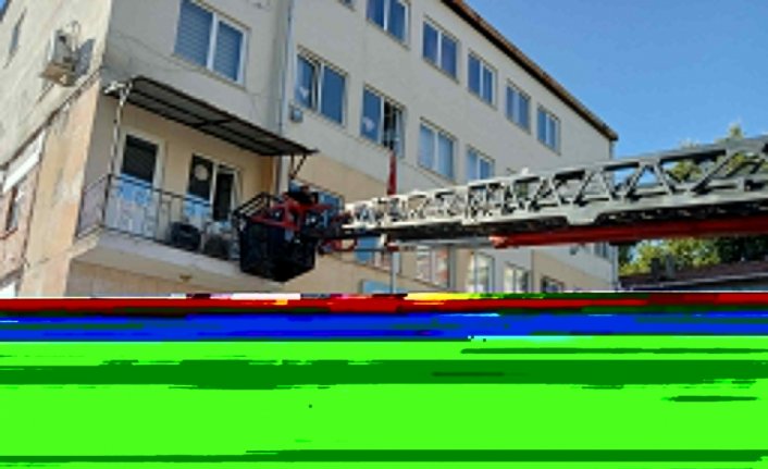 Çorum'da okulun balkonunda mahsur kalan çocuğu itfaiye kurtardı