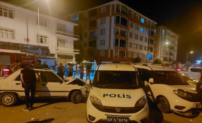 Çorum'da otomobil park halindeki polis aracına çarptı, 1'i polis 3 kişi yaralandı