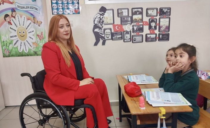 Ara verdiği mesleğine geçen yıl başlayan Nagehan öğretmen, öğrencileriyle özlem giderdi