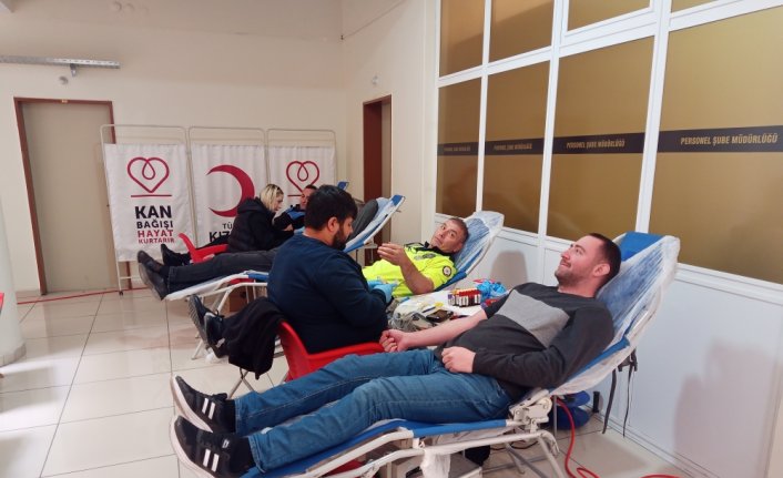 Amasya'da polisler Cumhuriyet'in 100. yılı dolayısıyla 100 ünite kan bağışladı
