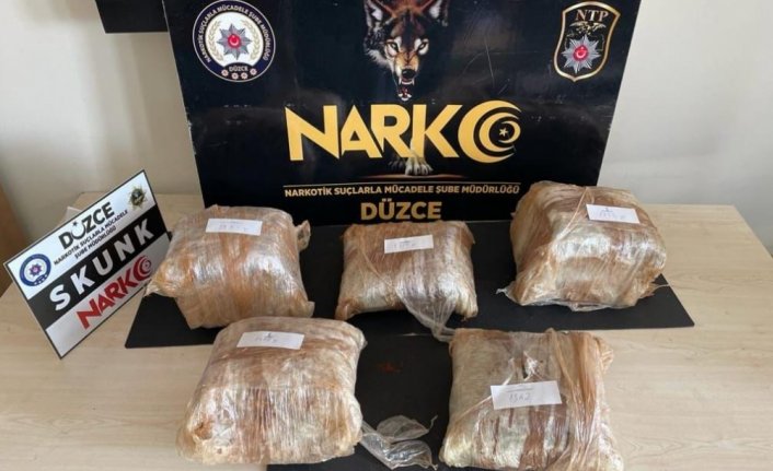 Anadolu Otoyolu'nda durdurulan otomobilde  8 kilo 90 gram sentetik uyuşturucu ele geçirildi