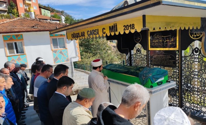 Ankara'da eşi tarafından boğularak öldürülen kadının cenazesi Çorum'da defnedildi