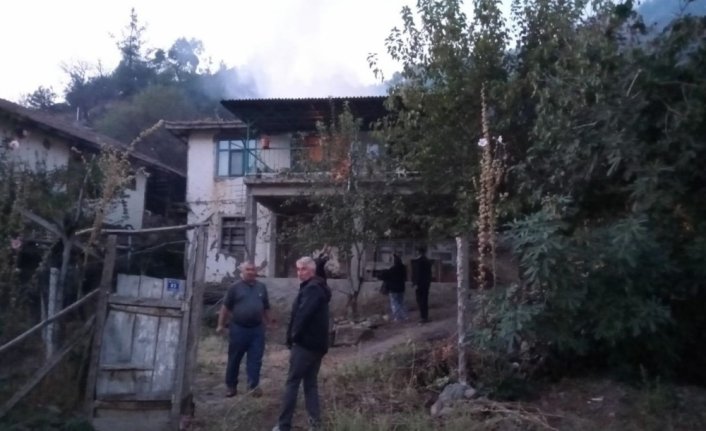 Çorum'da çıkan yangında bir ev kullanılamaz hale geldi