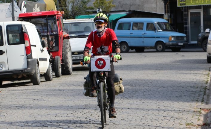 Cumhuriyet'in 100. yıl kutlamalarına katılmak için bisikletle Samsun'dan İzmir'e gidiyor