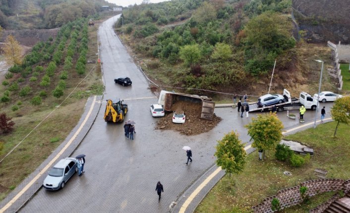 Düzce'de hafriyat yüklü kamyon park halindeki araçların üzerine devrildi