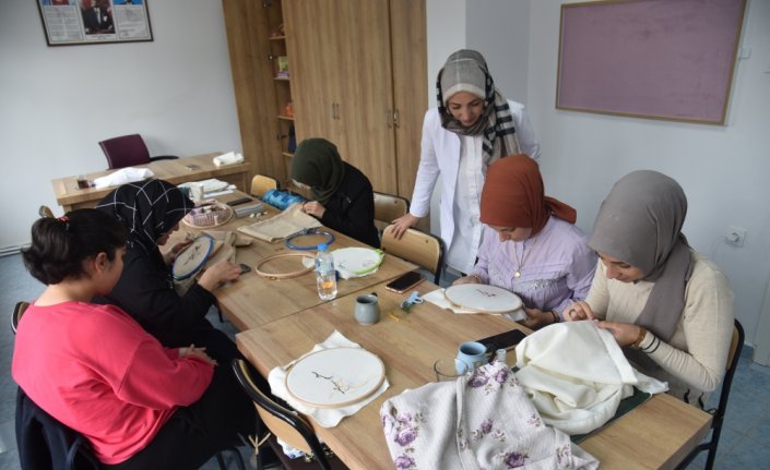 Espiye'de Aile Destek Merkezi'nde kadınlar üreterek kazanıyor