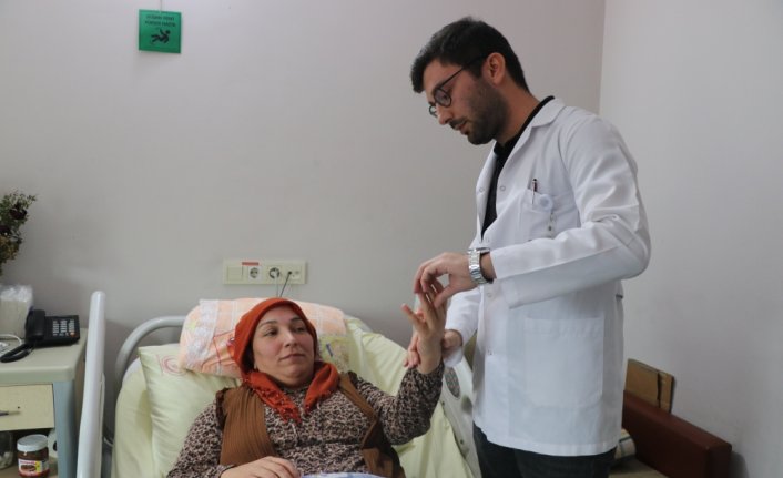 Kol ve bacaklarını hareket ettiremeyen kazazede 4 aylık fizik tedaviyle ayağa kalktı